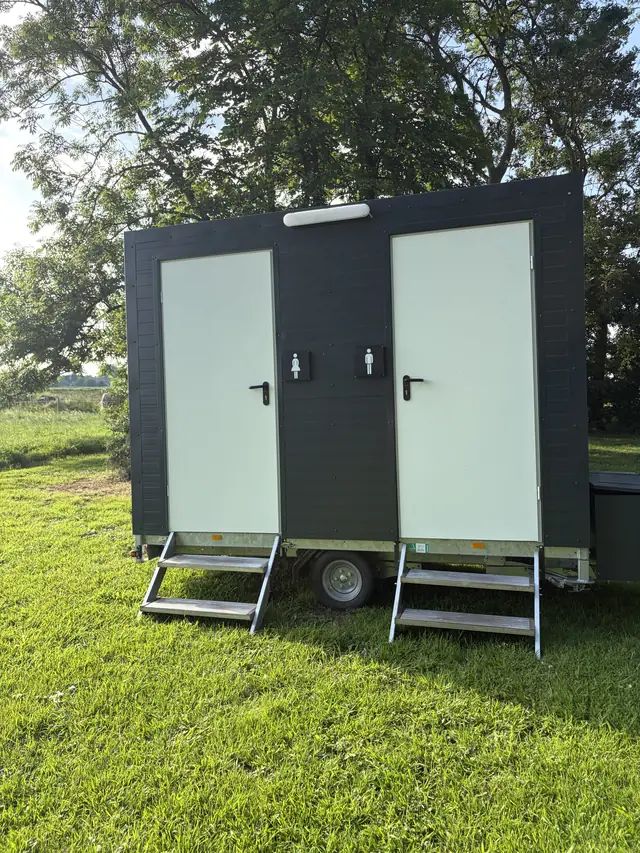 Toilettenwagen Komfort – Außenansicht mit getrennten Eingängen