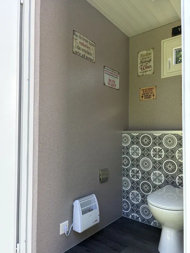 Toilettenwagen Komfort – Innenraum mit Fliesenboden